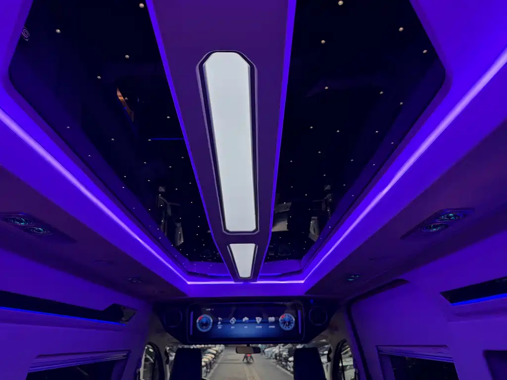 Toyota Hiace 2023 — фото 19
