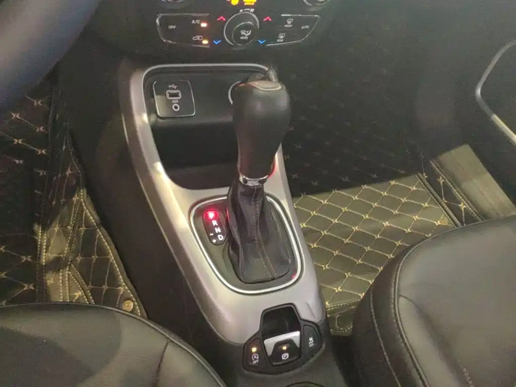 Jeep Compass 2018 — фото 14