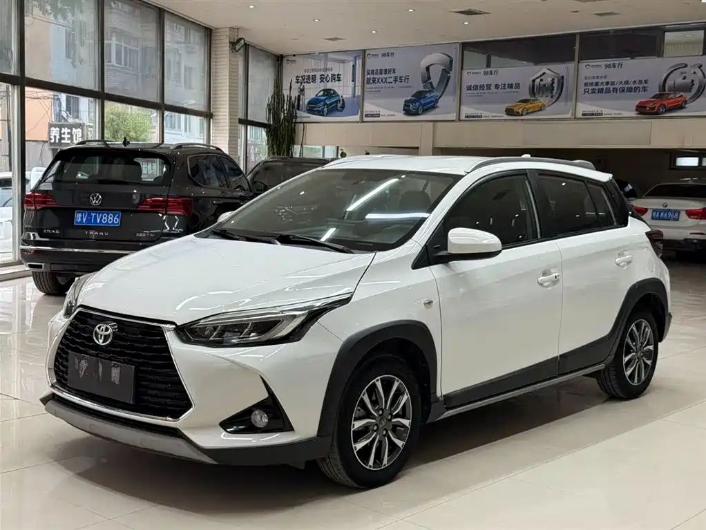 Toyota Yaris L 2022 — фото 1