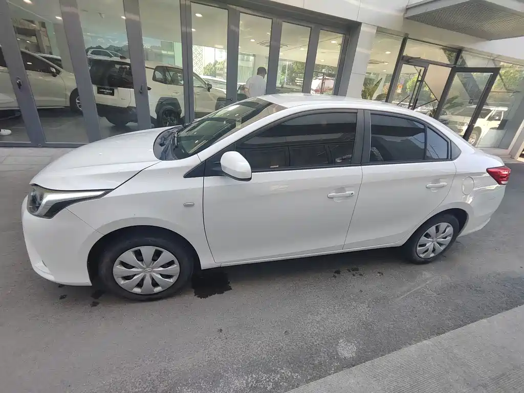 Toyota Yaris L 2019 — фото 7