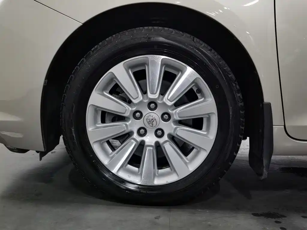 Toyota Sienna 2015 — фото 17