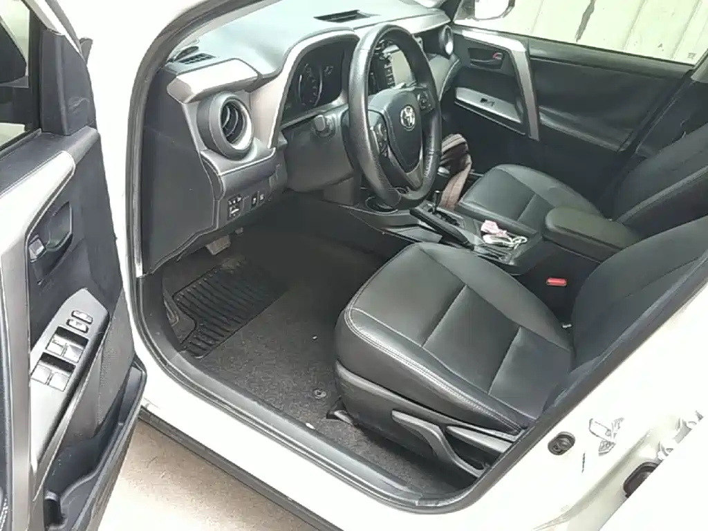 Toyota RAV4 2019 — фото 16