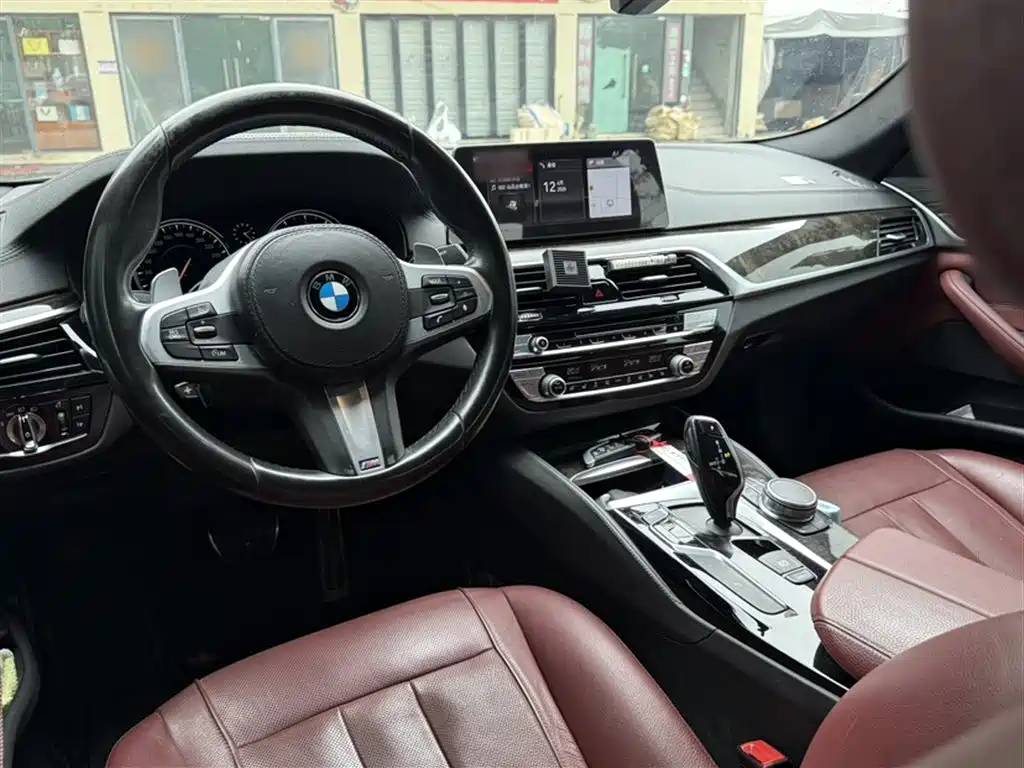 BMW 5 Series 2018 — фото 14