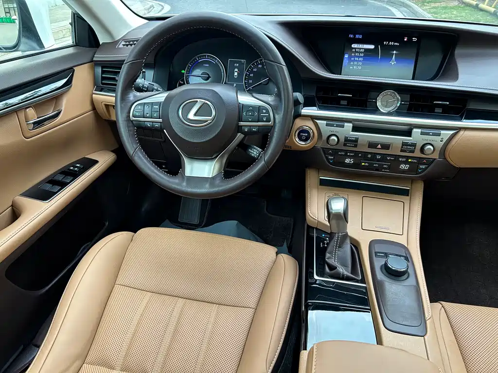 Lexus ES 2016 — фото 22