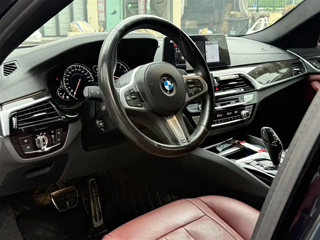 BMW 5 Series 2018 — фото 13