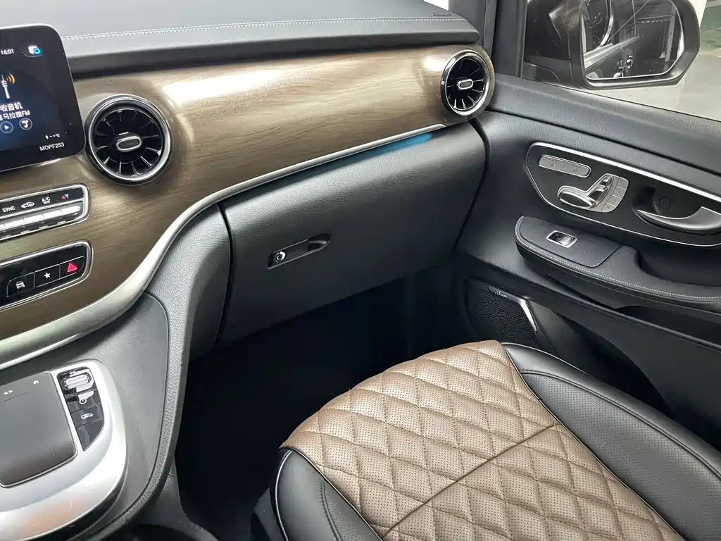 Mercedes-Benz V-Class 2021 — фото 14