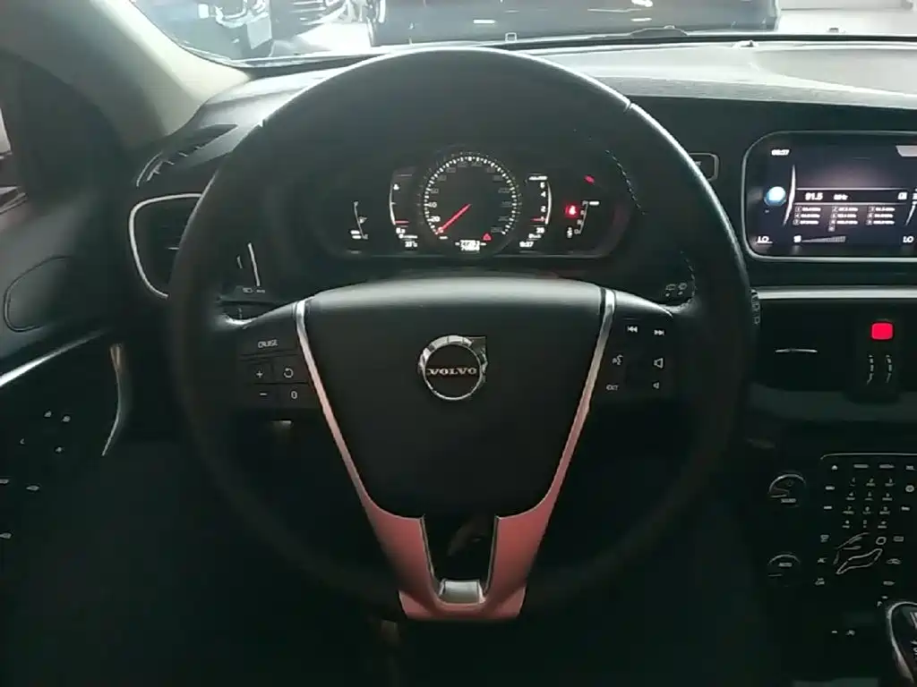 Volvo V40 2018 — фото 11