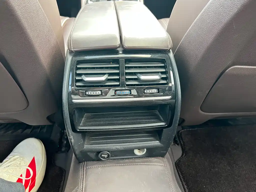BMW 5 Series 2018 — фото 13