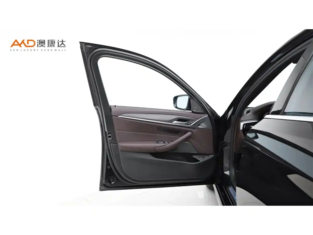 BMW 5 Series 2023 — фото 10