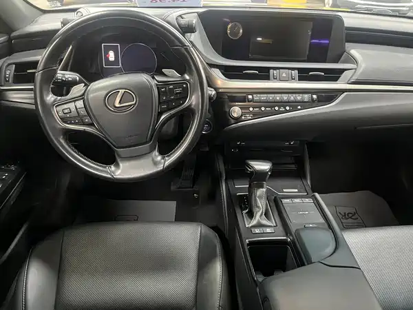 Lexus ES 2020