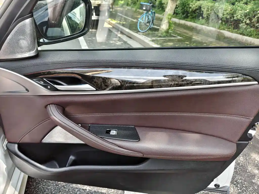 BMW 5 Series 2019 — фото 17