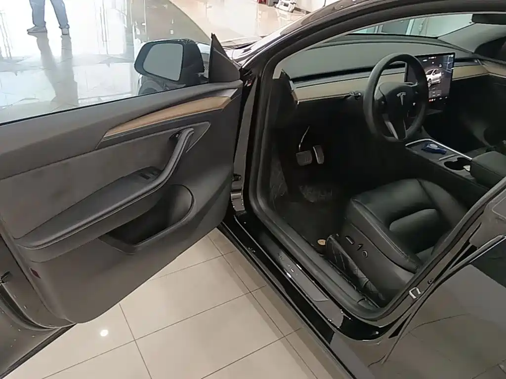Tesla Model Y 2023 — фото 16