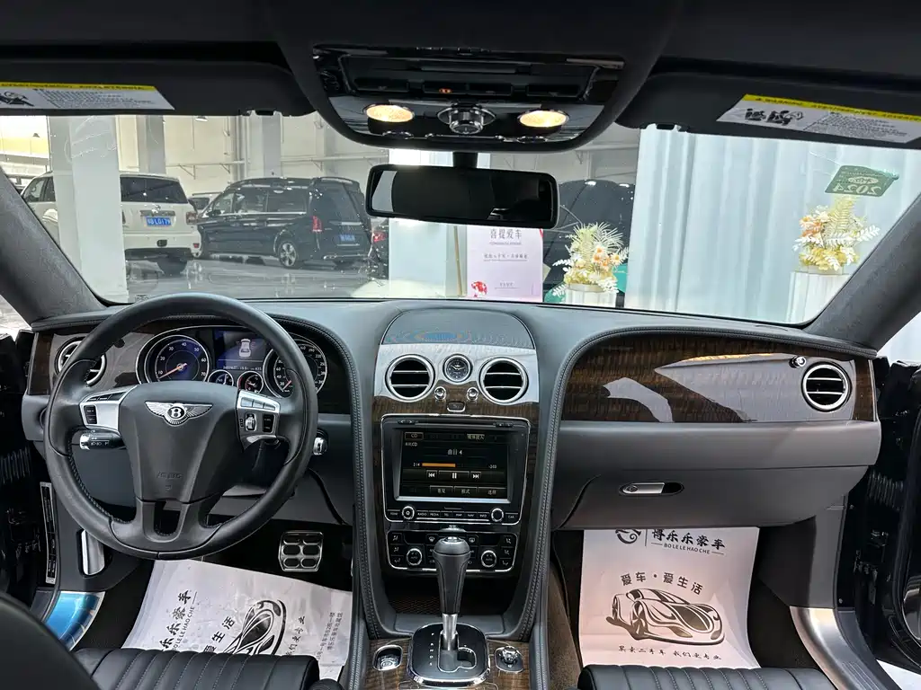 Bentley Flying Spur 2018 — фото 12
