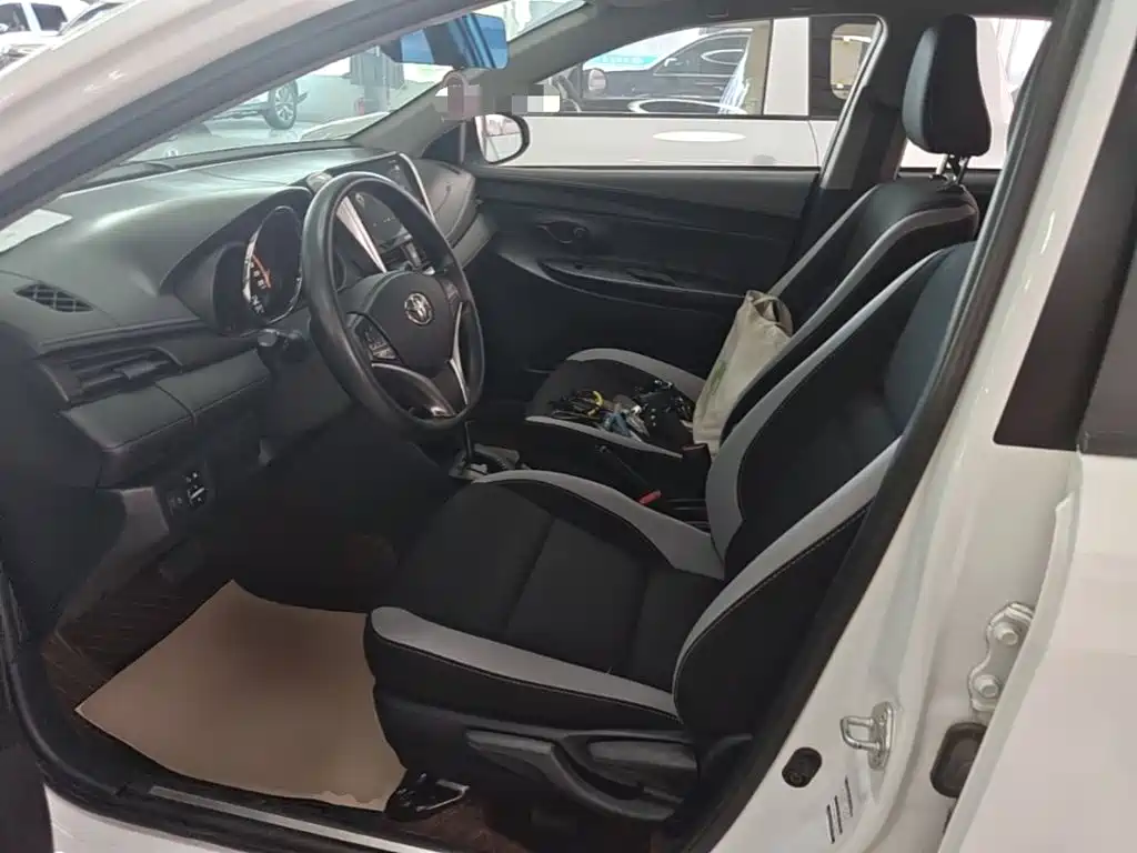 Toyota Yaris L 2022 — фото 15