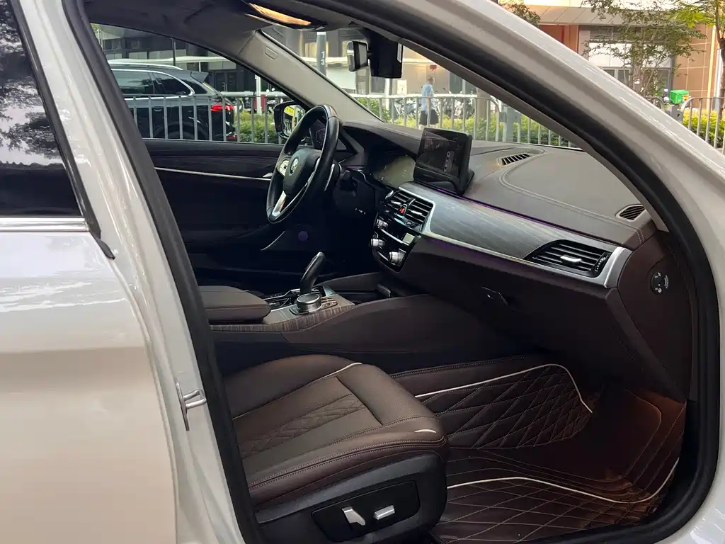 BMW 5 Series 2021 — фото 10