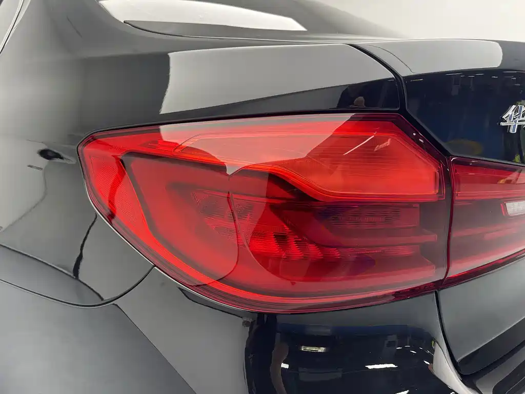 BMW 5 Series 2018 — фото 10