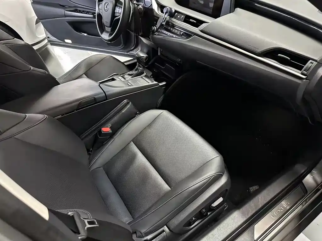 Lexus ES 2019 — фото 10