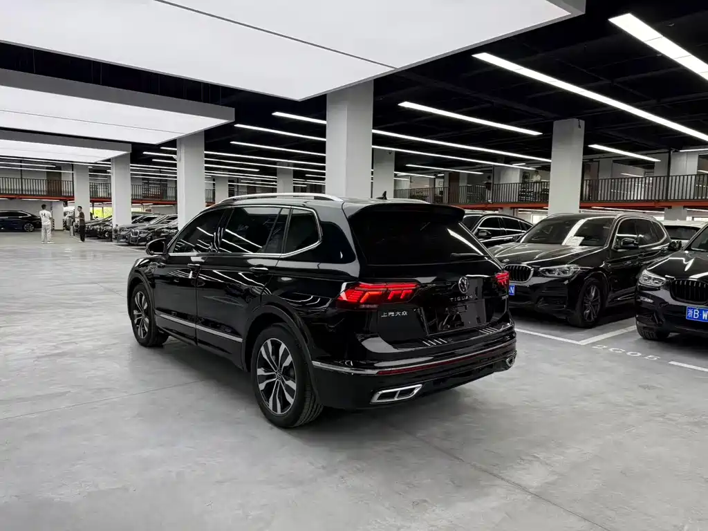 Volkswagen Tiguan L 2023 — фото 15