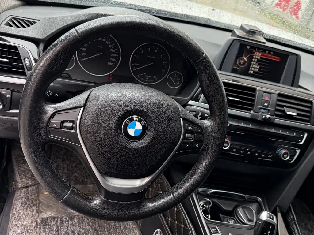 BMW 3 Series 2017 — фото 14