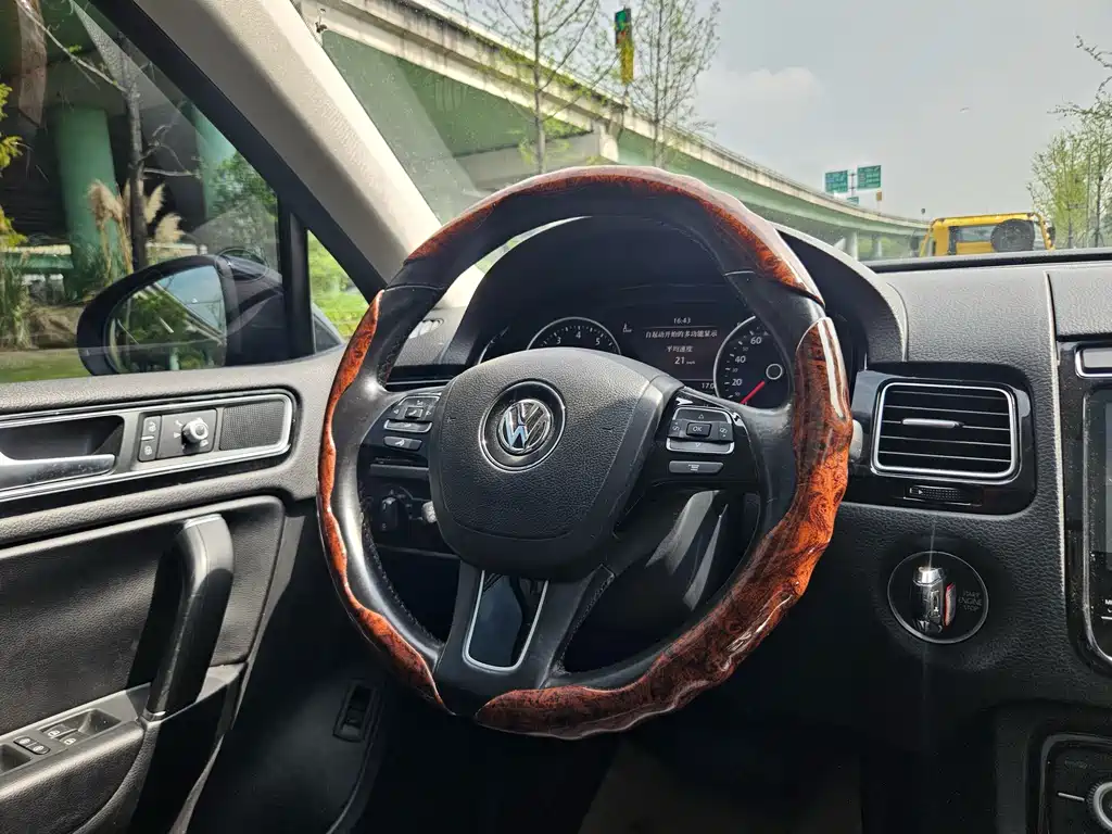 Volkswagen Touareg 2017 — фото 12