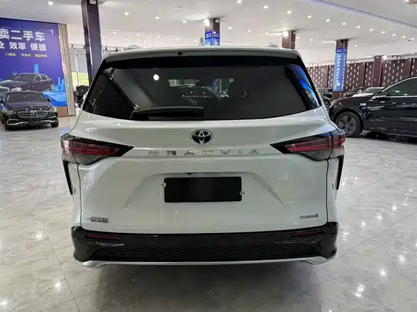 Toyota Granvia 2023
