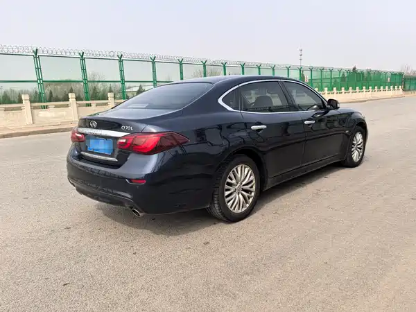 Infiniti Q70 2019