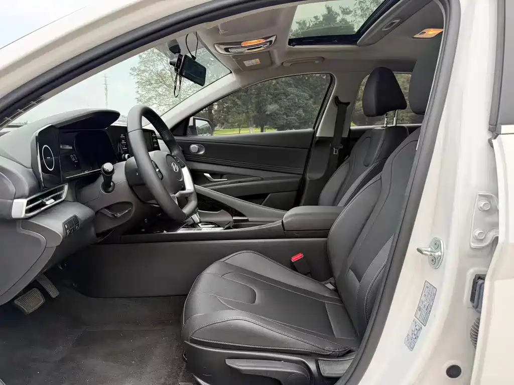 Hyundai Elantra 2024