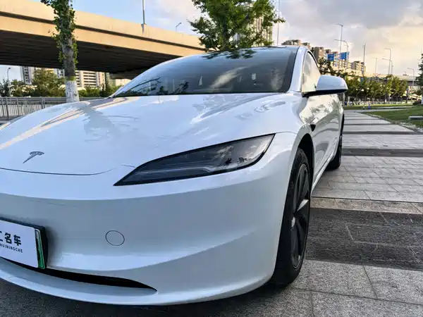 Tesla Model 3 2024