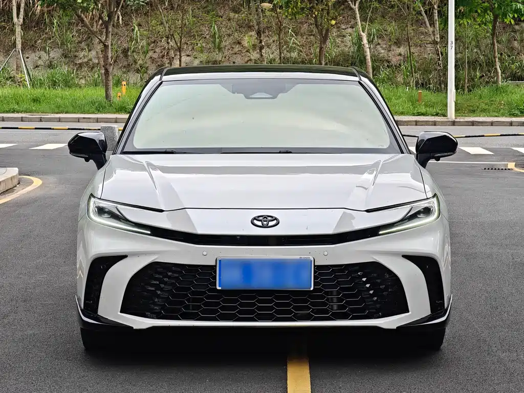Toyota Camry 2025 — фото 2