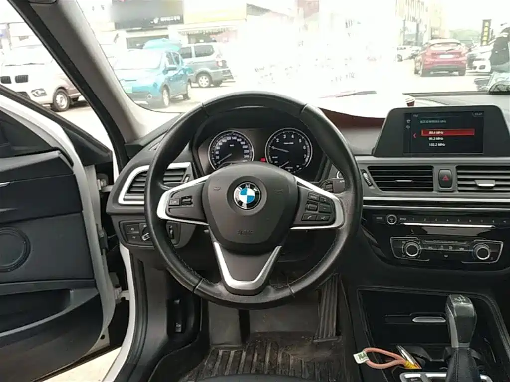 BMW 1 Series 2018 — фото 11