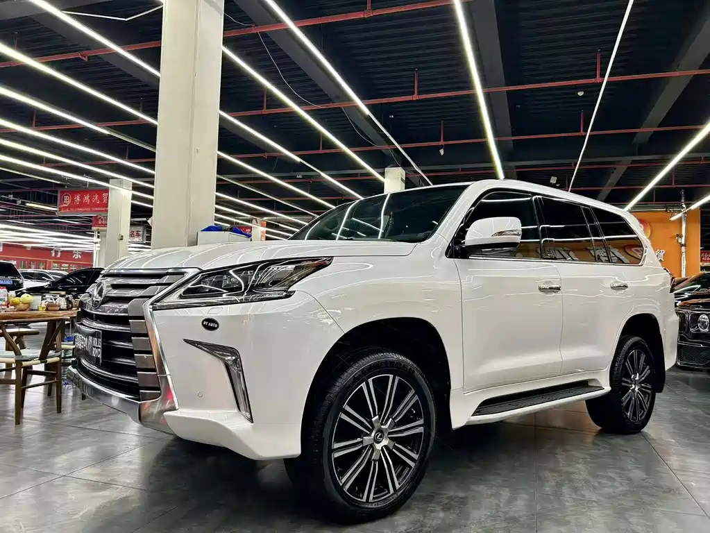 Lexus LX 2023 — фото 1