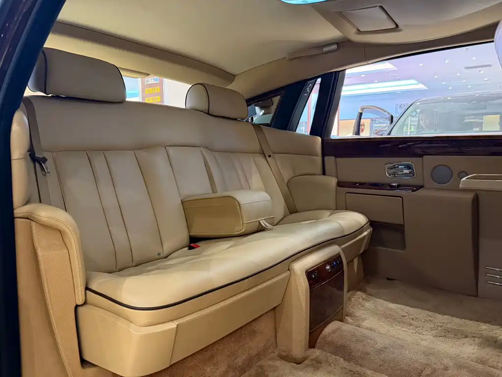 Rolls-Royce Phantom 2016 — фото 11