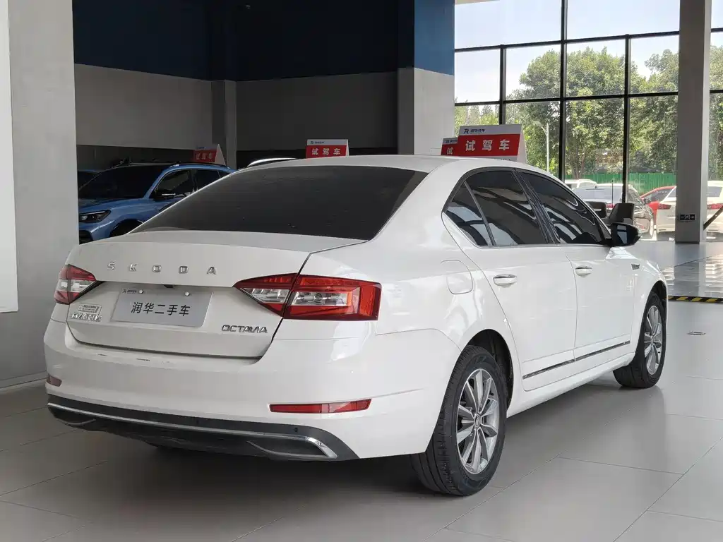 Skoda Octavia 2021 — фото 5