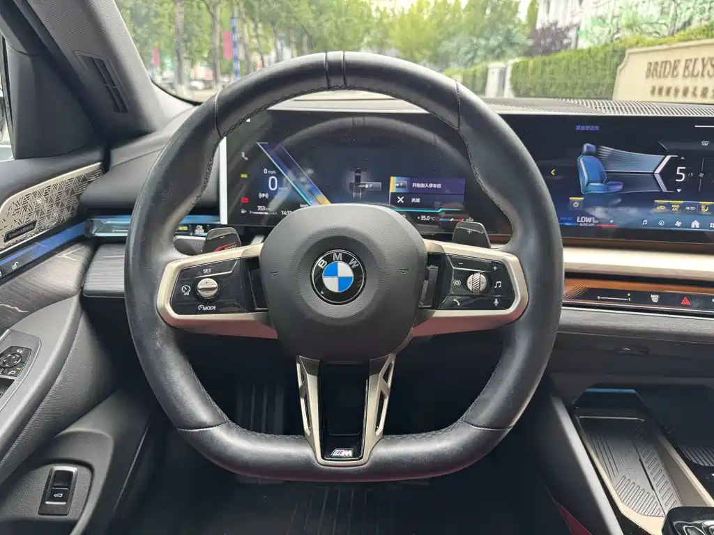 BMW 5 Series 2025 — фото 10