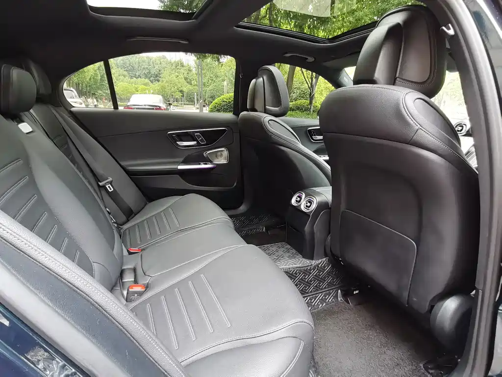 Mercedes-Benz C-Class 2023 — фото 17