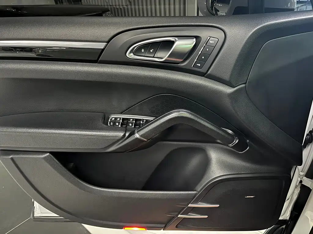 Porsche Cayenne 2017 — фото 27