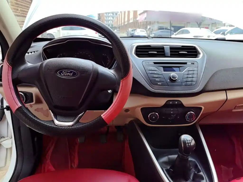 Ford Escort 2018 — фото 10