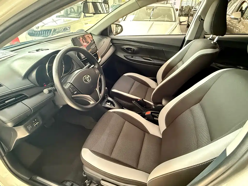 Toyota Yaris L 2022 — фото 9