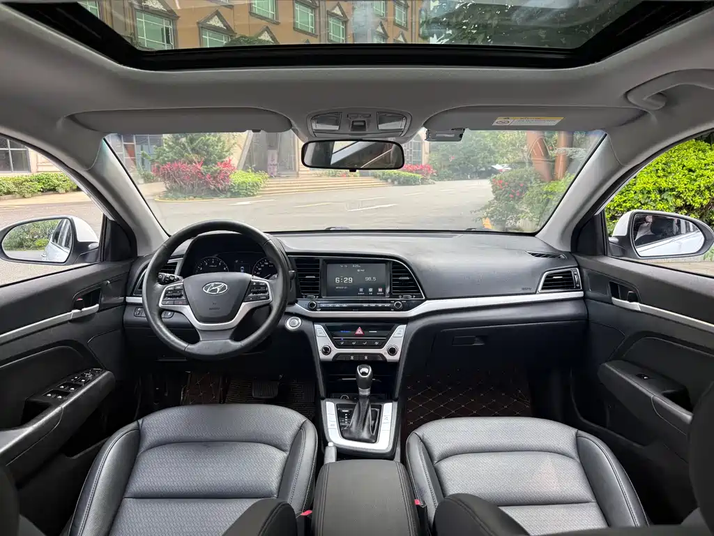 Hyundai Elantra 2017 — фото 8