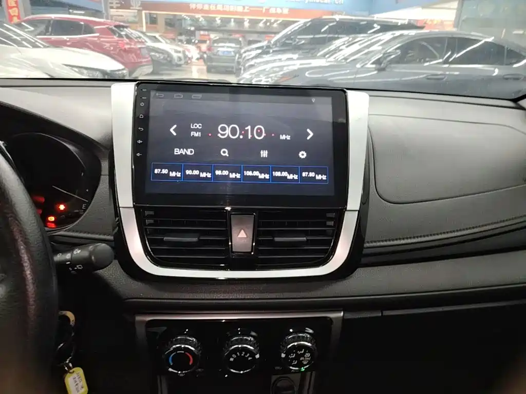 Toyota Yaris L 2017 — фото 13
