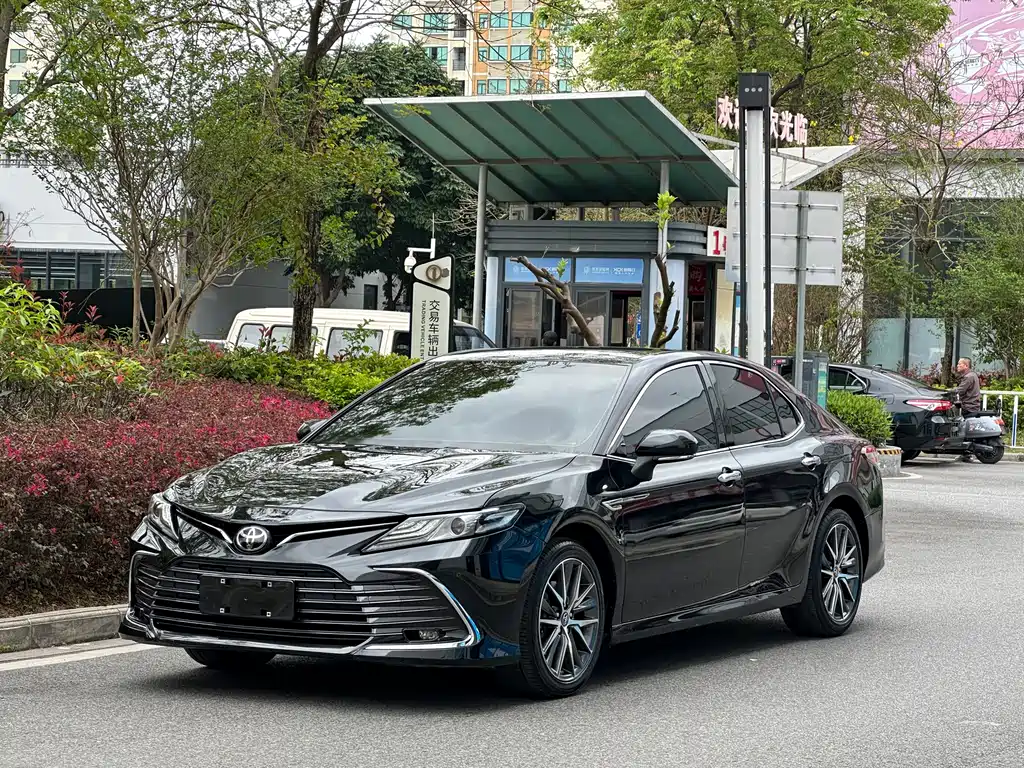 Toyota Camry 2022 — фото 1