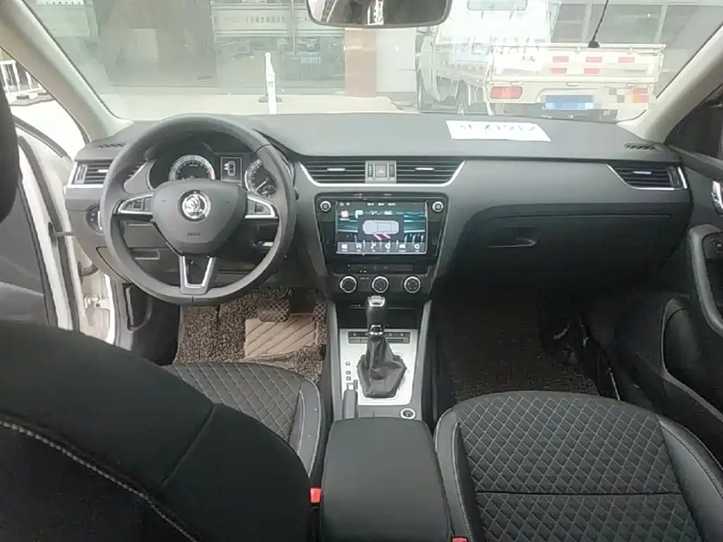Skoda Octavia 2018 — фото 10