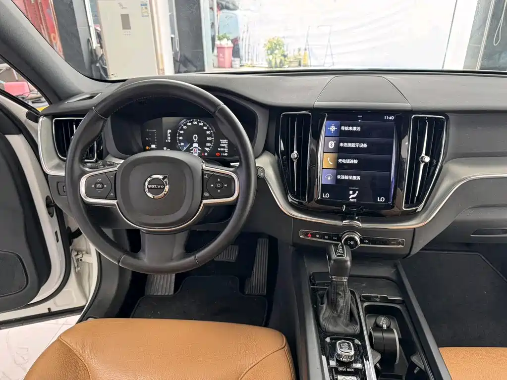 Volvo XC60 2018 — фото 11