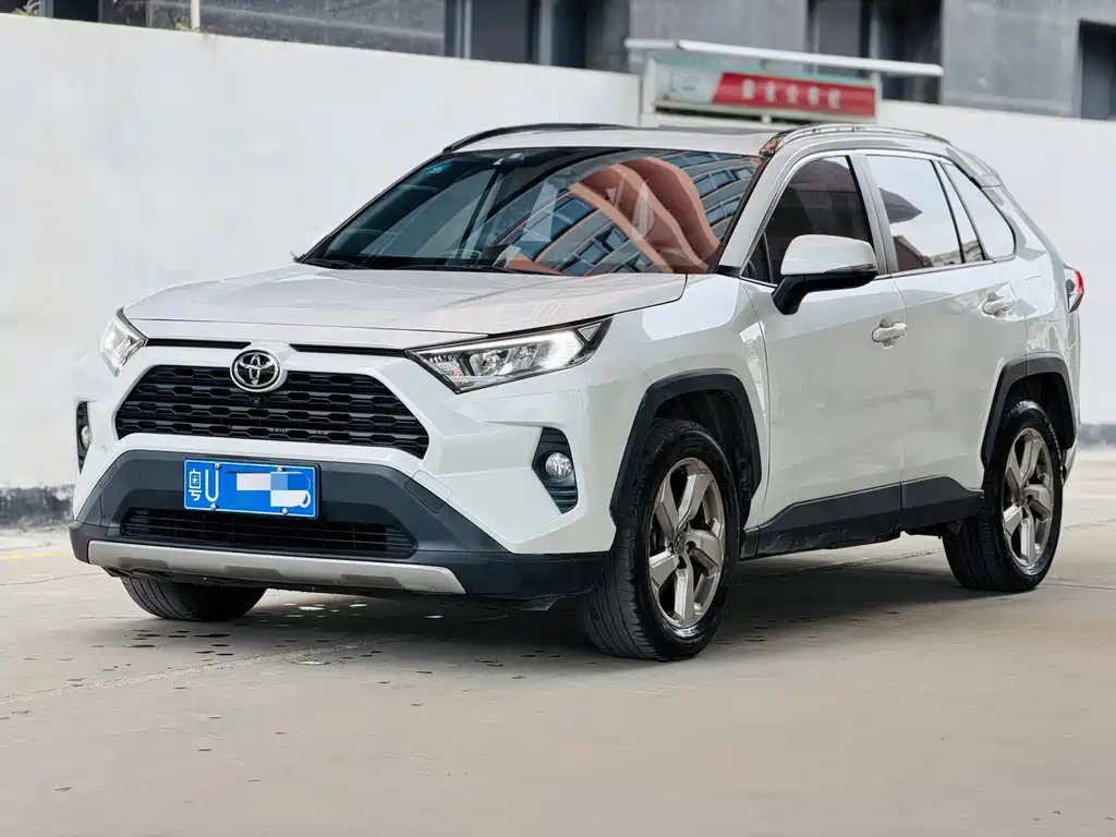 Toyota RAV4 2022 — фото 1