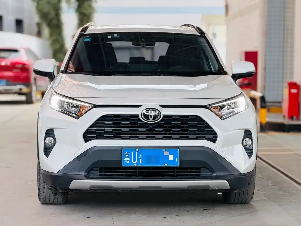 Toyota RAV4 2022 — фото 2
