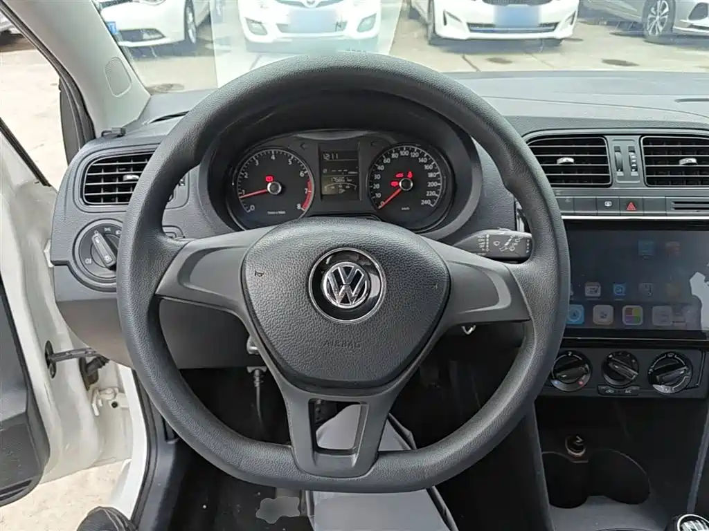 Volkswagen Polo 2015 — фото 11