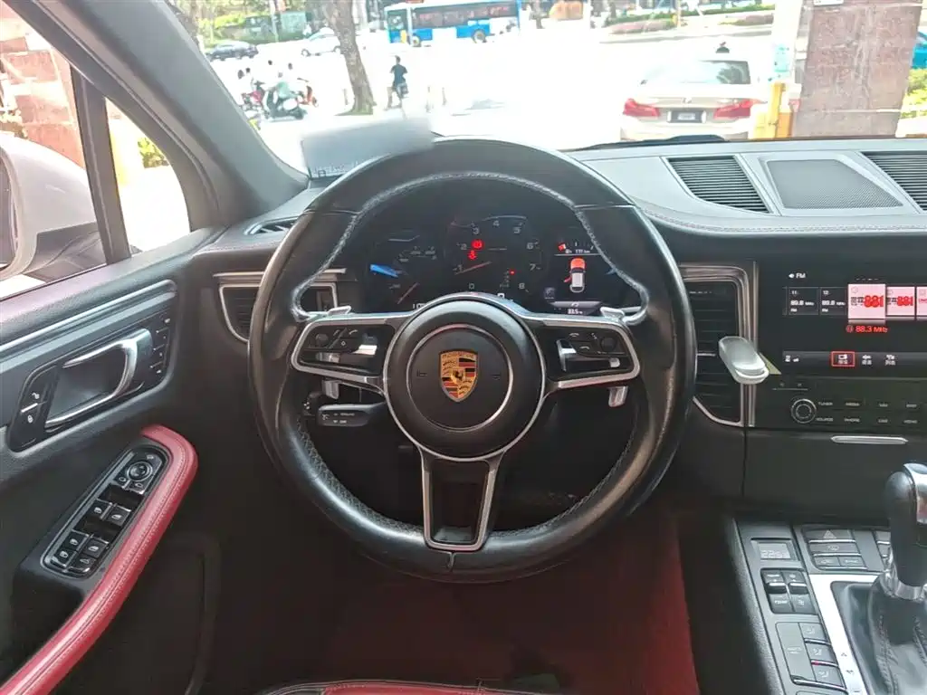 Porsche Macan 2017 — фото 11