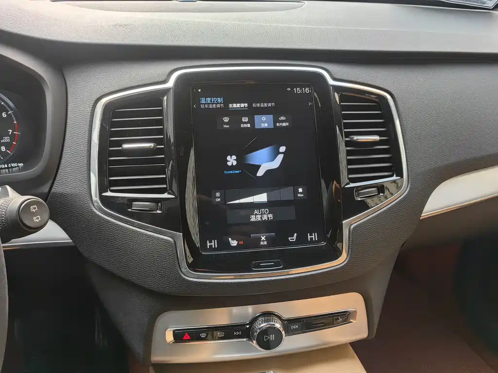 Volvo XC90 2018 — фото 29