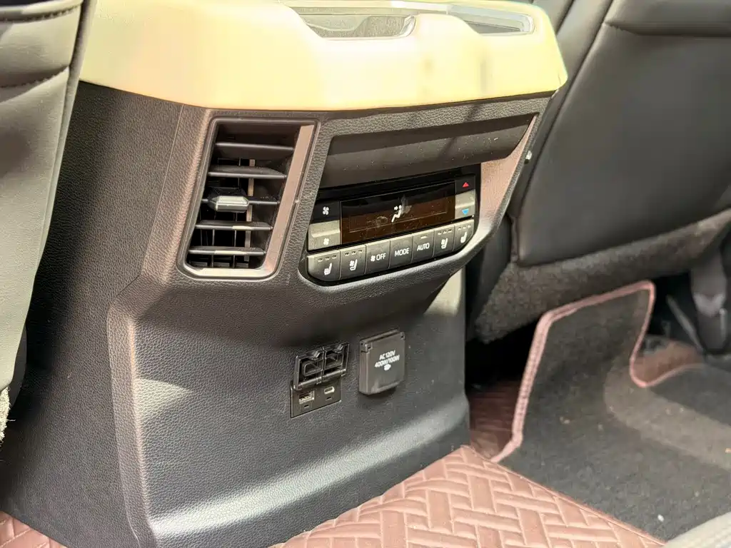 Toyota Sequoia 2024 — фото 16