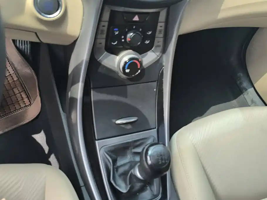 Hyundai Elantra 2013 — фото 16